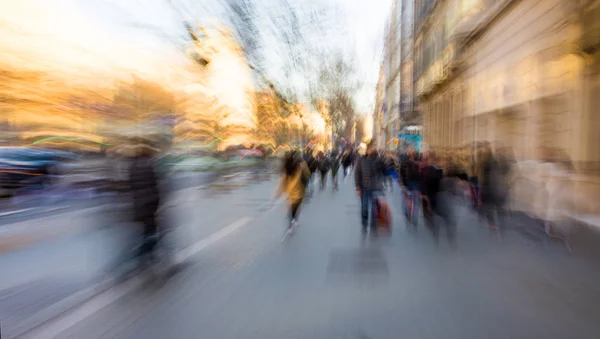 Rušné město lidí podél ulice — Stock fotografie