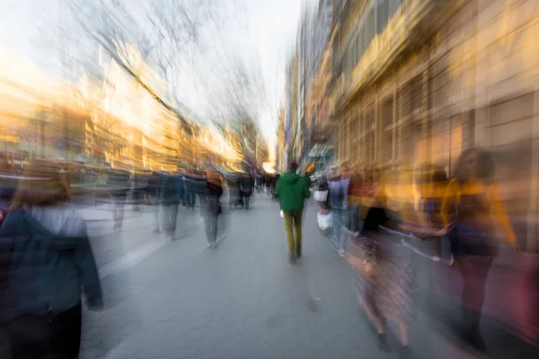 Rušné město lidí podél ulice — Stock fotografie