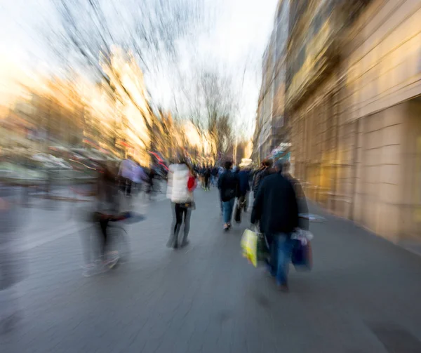 Заробітні міські люди йдуть по вулиці — стокове фото
