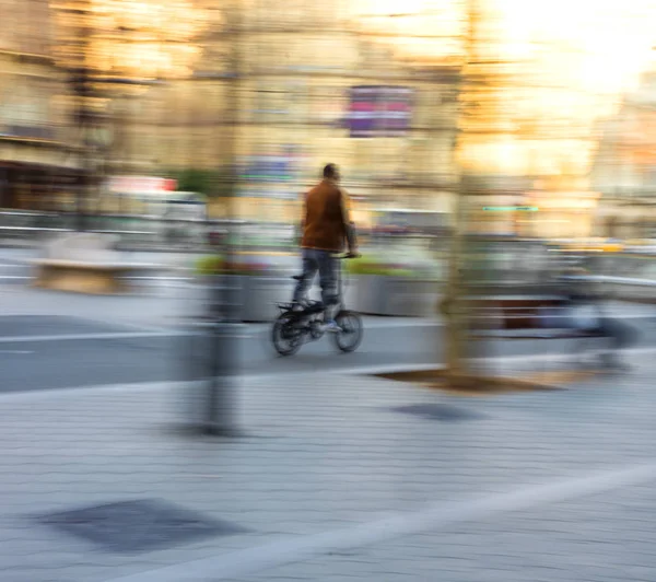 骑自行车的人在城市道路中运动模糊 — 图库照片