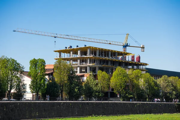 UZHHGOROD, UKRAINE – APRIL 16, 2019: Crane and building constr — Stock Photo, Image