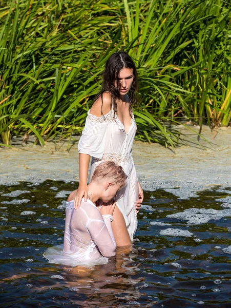 Dwie piękne młode nagie kobiety stwarzające w spienionym rzece — Zdjęcie stockowe