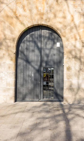BARCELONA, SPAIN - FEBRUARY 24, 2019:  Old wooden gray entrance — Stock Photo, Image