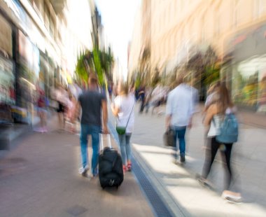 Cadde boyunca yoğun şehir insanlar. Kasıtlı Hareket Bulanıklığı