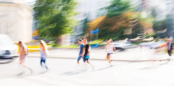 La gente ocupada de la ciudad va por la calle. Desenfoque intencional del movimiento —  Fotos de Stock