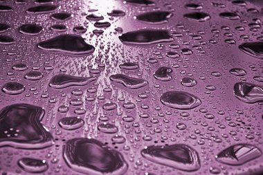 Metal yüzeydeki su damlalarının kapatılması web tasarımı için kullanılabilir