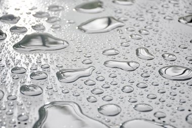 Metal yüzeydeki su damlalarının kapatılması web tasarımı için kullanılabilir