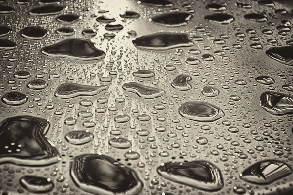 Uzavření kapek vody na kovový povrch může být použito pro návrh webu — Stock fotografie
