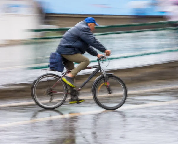 モーションの都市道路上のサイクリストのぼかし — ストック写真