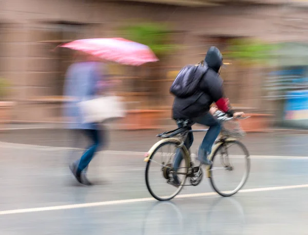 Ποδηλάτης στο οδόστρωμα πόλη σε κίνηση θάμπωμα — Φωτογραφία Αρχείου
