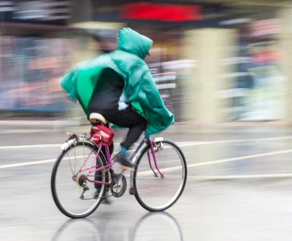 Radfahrer auf der Stadtstraße in Bewegung verschwimmt — Stockfoto