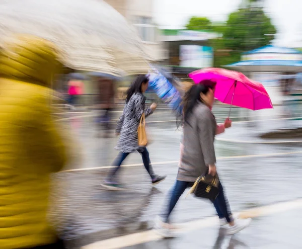Emberek esernyő sétál az utcán, esős napon — Stock Fotó