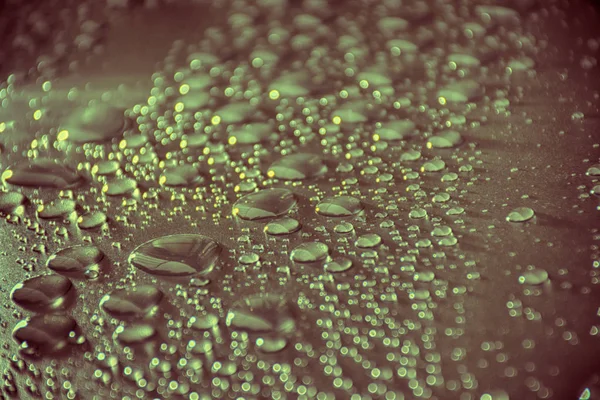 Fermer les gouttes d'eau sur la surface métallique peut être utilisé pour la conception Web — Photo