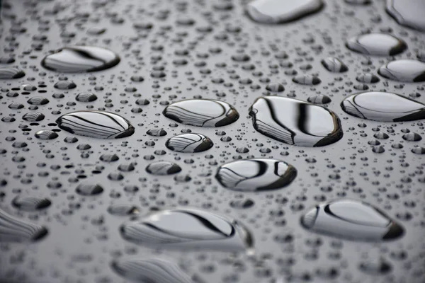 Las gotas de agua de cerca en la superficie metálica se pueden utilizar para el diseño web — Foto de Stock