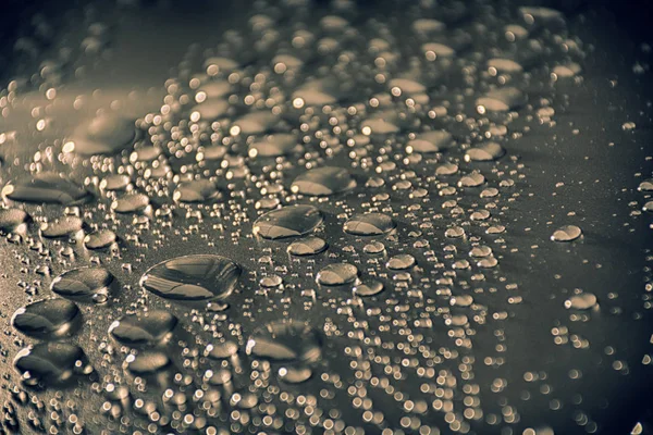 Крупним планом краплі води на поверхні металу можуть бути використані для веб-дизайну — стокове фото