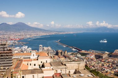 Sırt gro'da Napoli ve Vezüv şehrinin panoramik manzarası