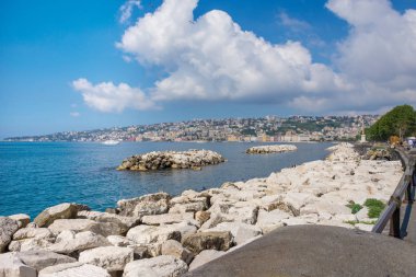 Şehir merkezinde Napoli Körfezi dolgu görünümü