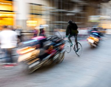Bir motosikletçi ve bisikletçi ile tehlikeli şehir trafik durumu