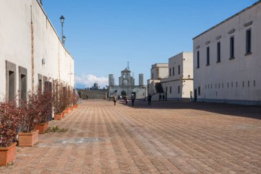Napoli, İtalya - 2 Mayıs 2019: Napoli,İtalya'daki Sant'Elmo Kalesi'nin görünümü. Kalede Teras