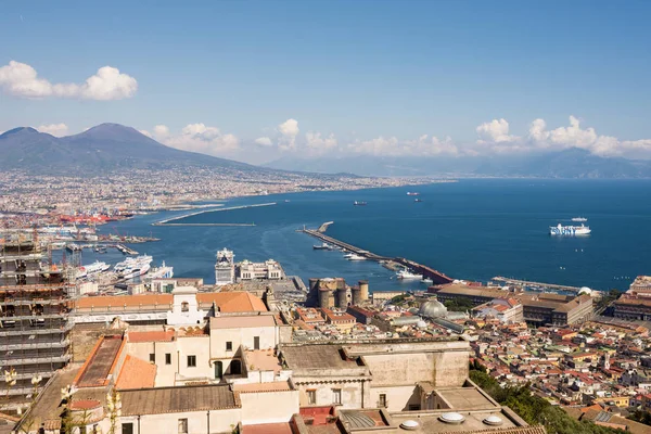 Panoramic view on the city of Naples and Vesuvius on the backgro — Stock Photo, Image