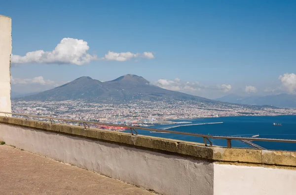 Panoramisch uitzicht op de stad Napels en de Vesuvius op de blauw — Stockfoto