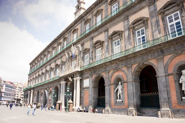 NAPLES, ITÁLIA - MAIO 2, 2019: Palazzo Reale na Piazza del Ple — Fotografia de Stock