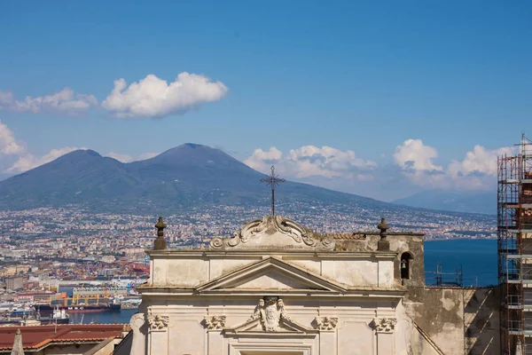 Sırt gro'da Napoli ve Vezüv şehrinin panoramik manzarası