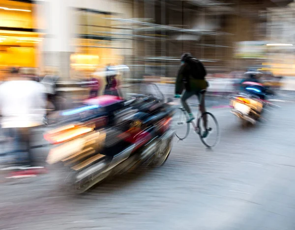モーターサイクリストとサイクリストとの危険な都市交通状況 — ストック写真
