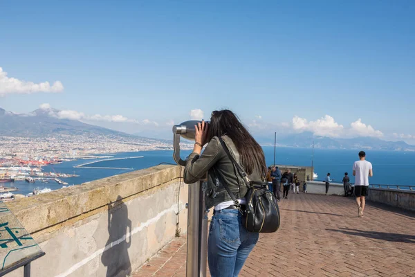 Mulher olhando para a moeda operado binocular — Fotografia de Stock