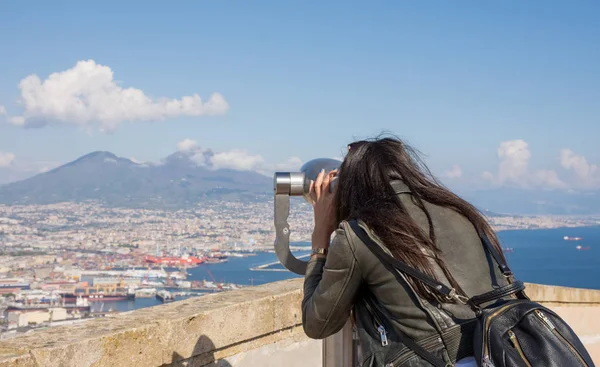 Mulher olhando para a moeda operado binocular — Fotografia de Stock