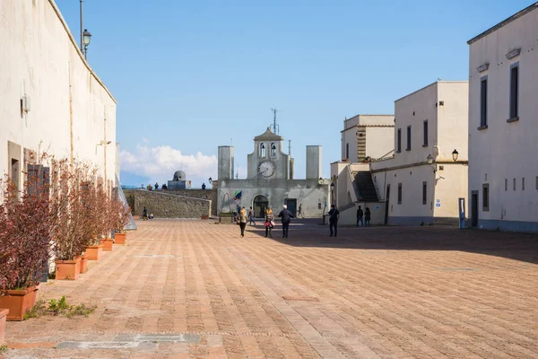 Napoli, İtalya - 2 Mayıs 2019: Napoli,İtalya'daki Sant'Elmo Kalesi'nin görünümü. Kalede Teras