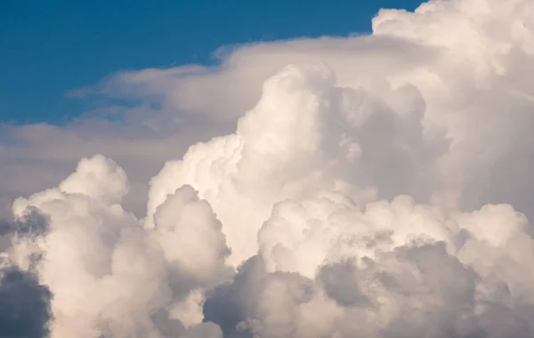 雲を持つ抽象的な自然の背景 — ストック写真