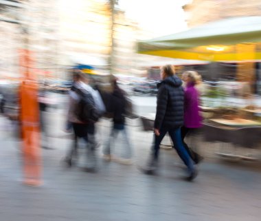 Cadde boyunca yoğun şehir insanlar. Kasıtlı Hareket Bulanıklığı