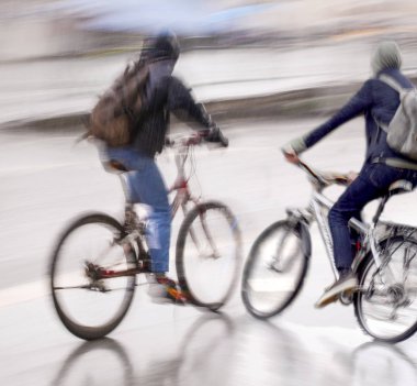 Yağmurlu günde yolda tehlikeli bisiklet trafik durumu