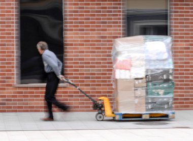 Alışveriş merkezine hareket bulanıklığı içinde mal teslim eden teslimatçı