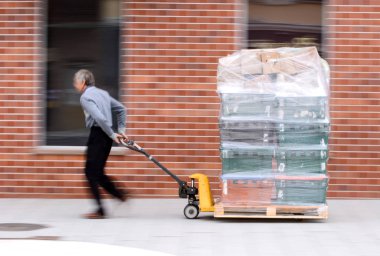 Alışveriş merkezine hareket bulanıklığı içinde mal teslim eden teslimatçı