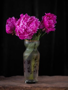 Vazoda pembe şakayıklarla sanatsal natürmort