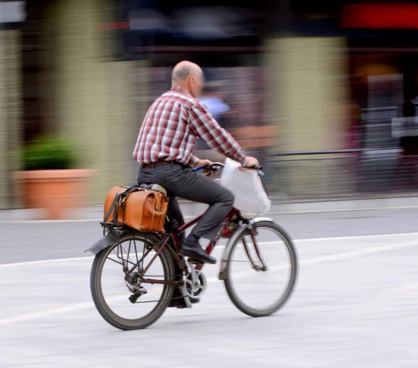 Ciclista en la carretera de la ciudad en desenfoque movimiento — Foto de Stock