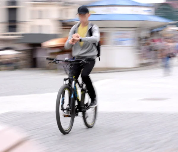 Ciclista sulla strada della città in movimento sfocatura — Foto Stock