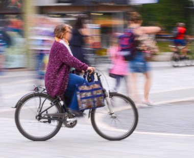 Hareket bulanıklığı şehir karayolu üzerinde bisikletçi. Kasıtlı hareket b