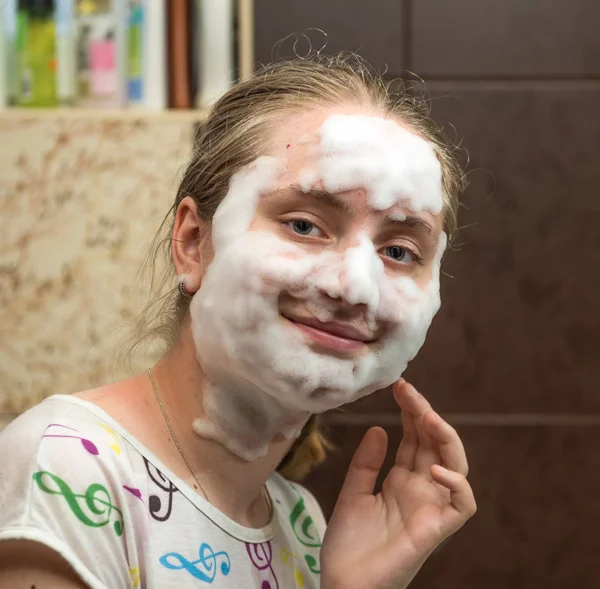 Девочка-подросток надевает маску — стоковое фото