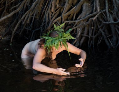 Doğal çelenk ile güzel genç çıplak kadın yaz t zevk