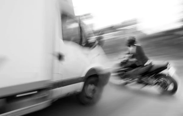 Peligrosa situación de tráfico de la ciudad con el motociclista y el coche en th — Foto de Stock