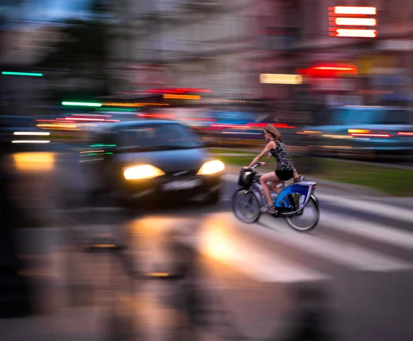 Dangerous city traffic situation with cyclist and car — Stock Photo, Image