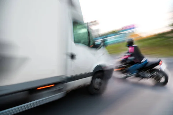 Peligrosa situación de tráfico de la ciudad con el motociclista y el coche en th — Foto de Stock