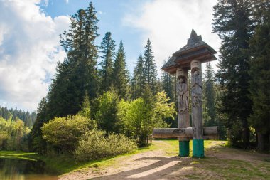 Synevyr, Ukrayna - 23 Mayıs 2010: Synevyr gölünde ahşap anıt