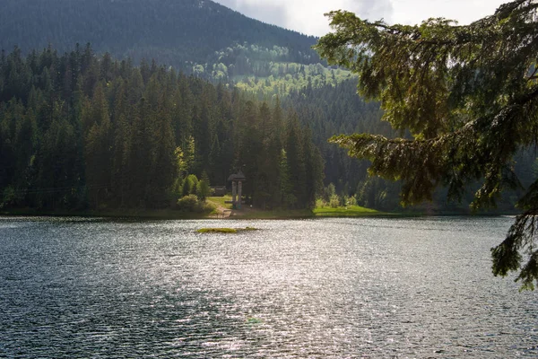 Sinevir jezero. Sopečné jezero v Karpatech — Stock fotografie