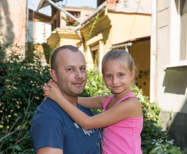 Pai com filha sorridente ao ar livre — Fotografia de Stock