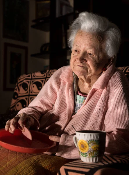 Vieille femme manger le déjeuner — Photo