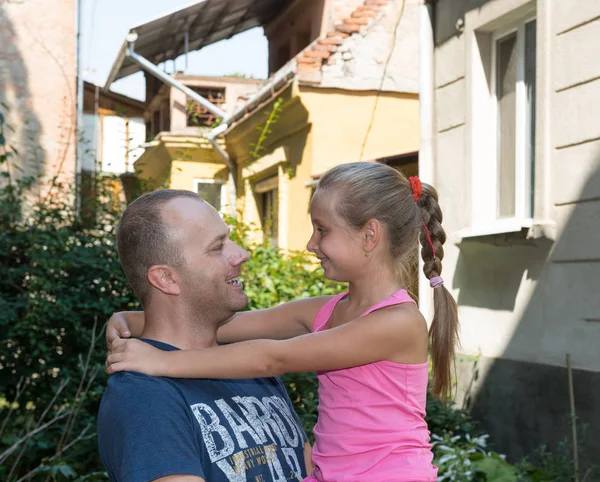 Vater mit lächelnder Tochter im Freien — Stockfoto